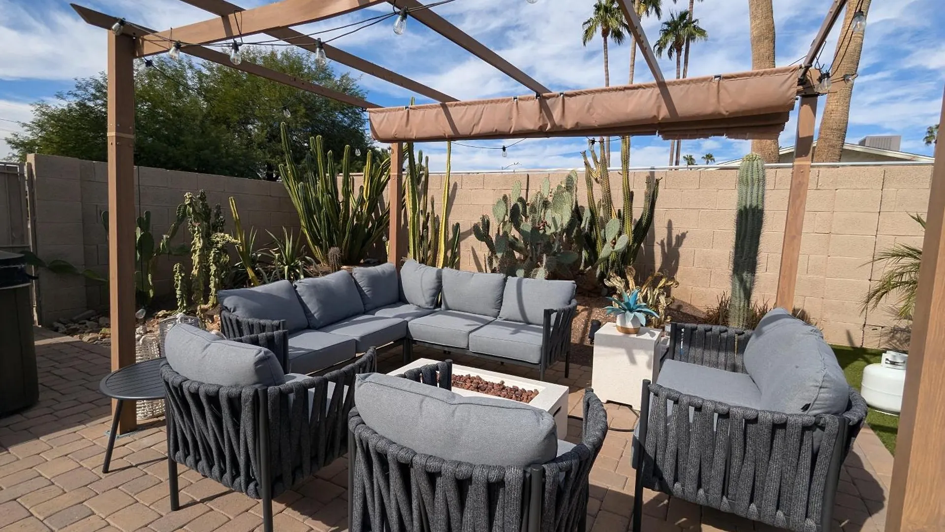 *NEW*Designer Oasis 4BDRM W/Pool/Jacuzzi/PoolTable/Mini Botanical Garden Villa Scottsdale